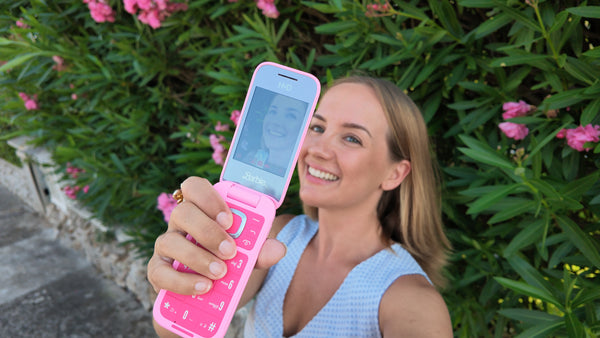 The Offline Corner dame met klaptelefoon retro selfie