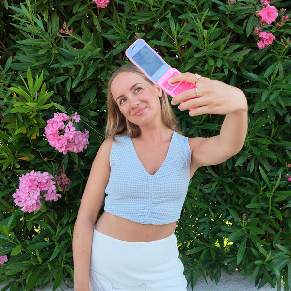 The Offline Corner dame met klaptelefoon retro 90’s vakantie selfie